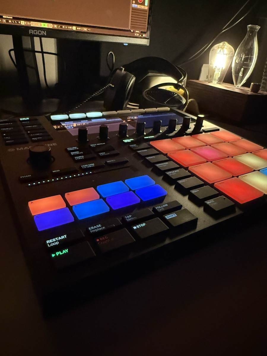 Native Instruments MASCHINE MK3 Sampler & Sequencer 16 Pad