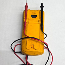 Fluke 715 Volt/mA Calibrator Voltage Calibrator with Test Leads
