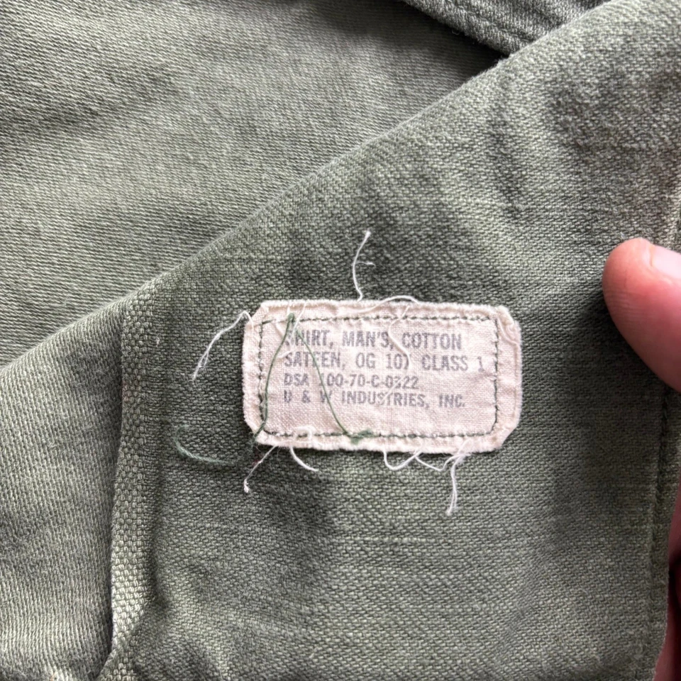 Camisa utilitaria vintage 1970 USMC OG-107 era de la guerra de Vietnam algodón satén 15,5x33 Foto 4 de 4