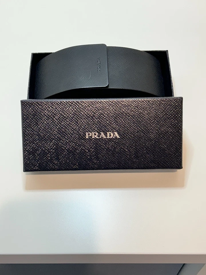 Óculos de sol Prada estojo rígido magnético preto inclui caixa original e livreto - Imagem 2 de 4