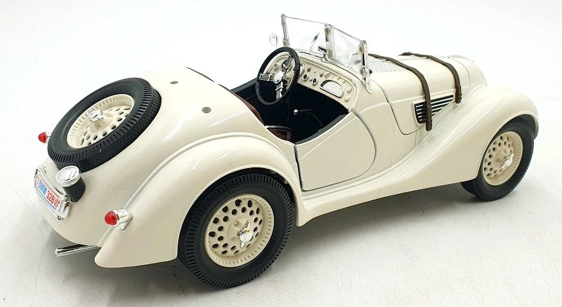 Road Legends 1/18 Scale Diecast 81024P - 1940 BMW 328 - White - Image 2 of 4
