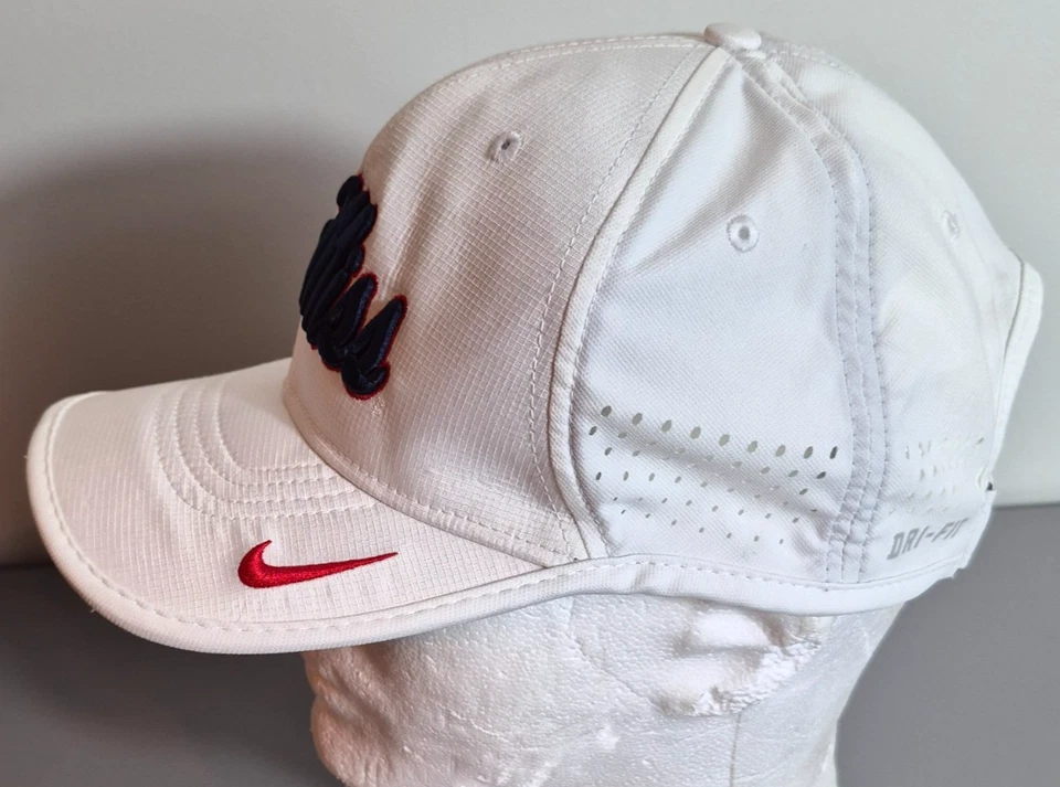 Nike Dri-Fit Classic99 Ole Miss Rebels blancas con correa trasera OSFM talla única para la mayoría Foto 2 de 4