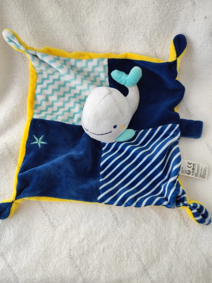 DOUDOU PLAT CARRÉ GEMO BALEINE BLANC BLEU JAUNE ETOILE RAYÉ TÉTINE ZIG ZAG tbe - Photo 1/1