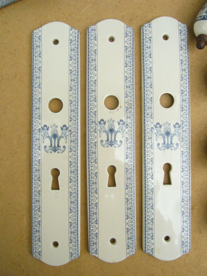 ANCIENNES POIGNEES ET PLAQUES PROPRETE PORCELAINE K  DECORS D'ANGES ET RINCEAUX - Photo 2/4