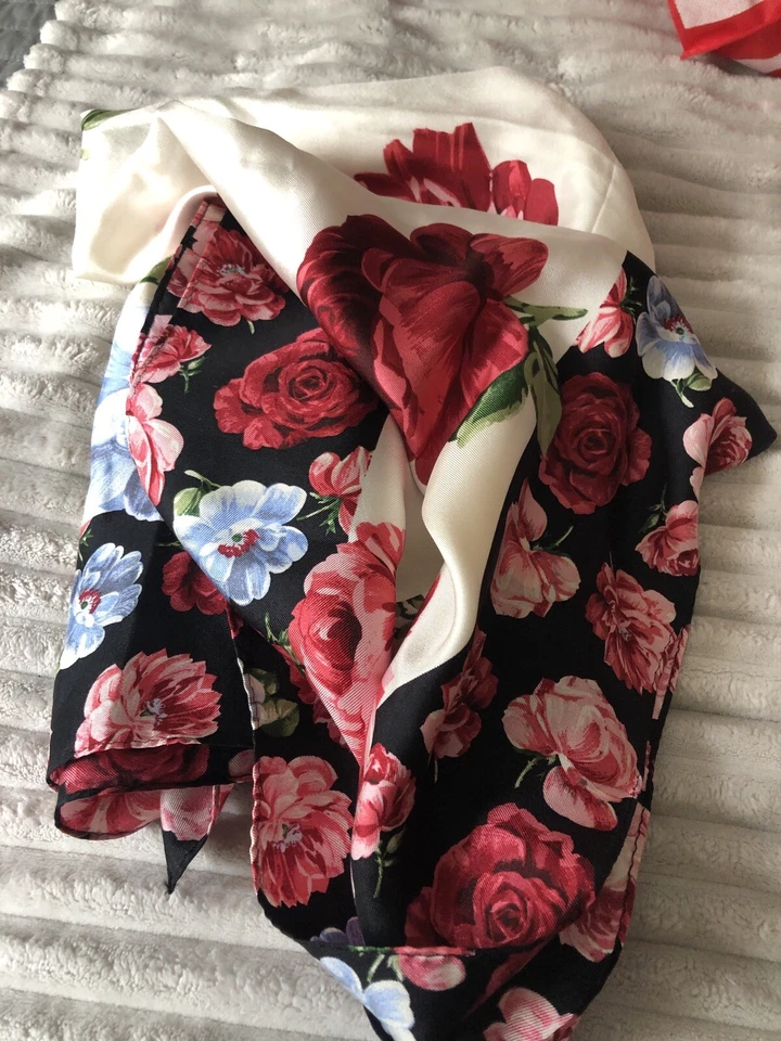 Ann Taylor 100% 真丝白色带开花玫瑰红色粉红色黑色蓝色花卉 36 平方米 — 第 3/4 张图片