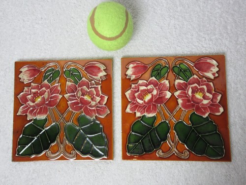 Pair of Matching Majolica Tiles - Pink Floral with a Burnt Orange Background - Foto 12 di 12