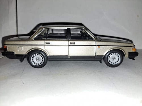 VOLVO 240 GOLD, CUSTOM MADE RIGHT HAND DRIVE, 1:24 DIECAST MODEL - Picture 5 of 13
