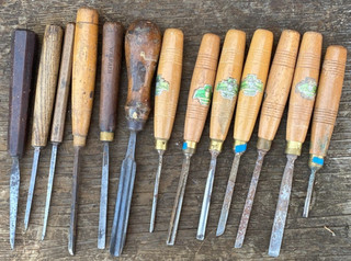 13 x Vintage Quality Carving Chisels Carpenters Tools inc Addis Ward & Acorn
