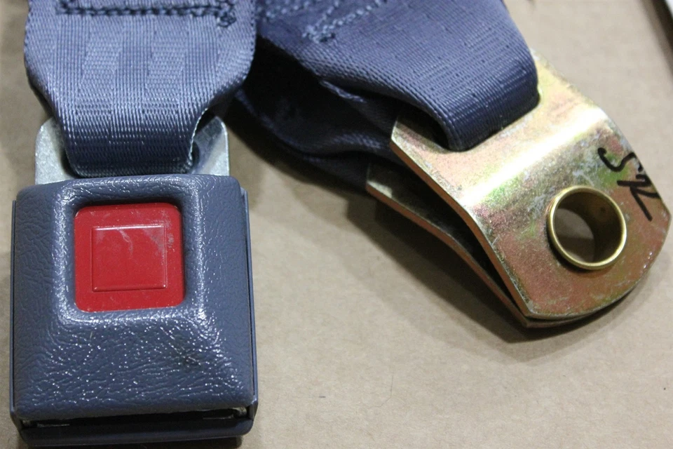 Hebilla de cinturón de seguridad trasero izquierdo Chevrolet Beretta 94-95 12524902 nuevo de fábrica OEM Foto 3 de 4