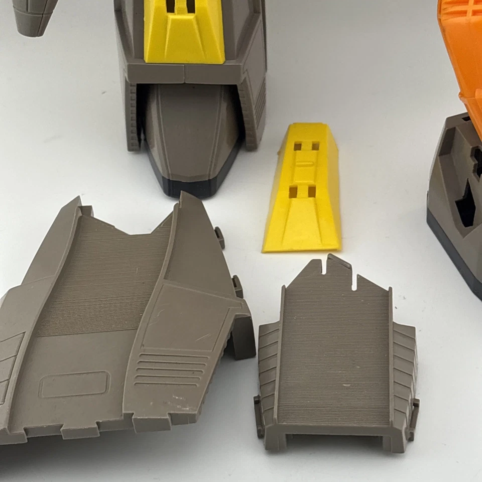 Vintage G1 Transformers Omega Supreme 1985 Hasbro Incomplete For Parts - Image 2 of 4