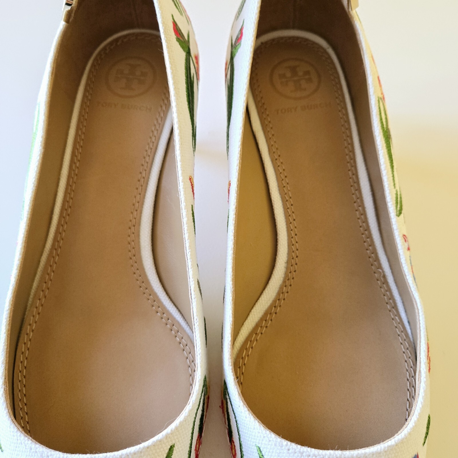 Tory Burch Elizabeth Painted Iris Embroidered Canvas Kitten Heel Pumps Size 8.5M thumbnail 10
