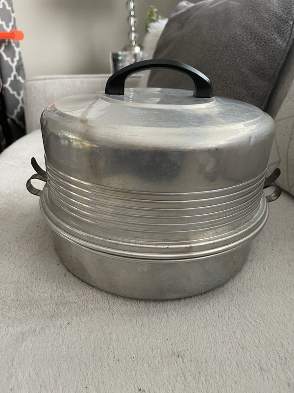 Vintage Regal Ware Aluminum Cake Carrier W/ Handle & Locks