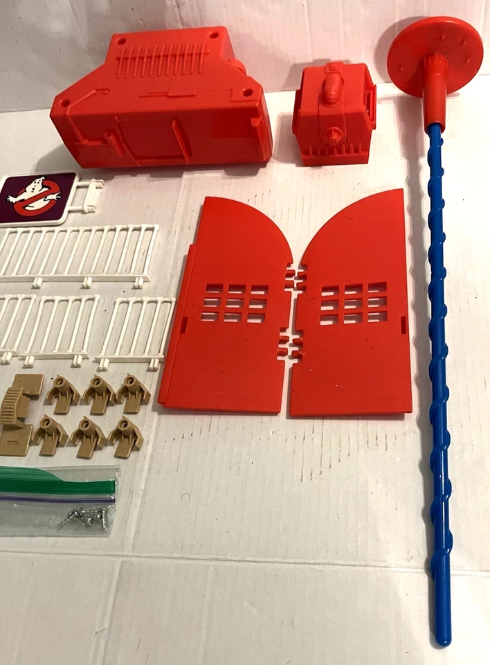 Kenner 1987 Vintage Ghostbusters Firehouse LOTE DE PIEZAS TRAMPILLAS POSTE LETRERO RIELES Foto 2 de 4