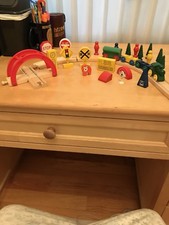 Thomas Wooden Railway Railroad Carved 17 Track Connectors, 4 Trains, 20 Parts