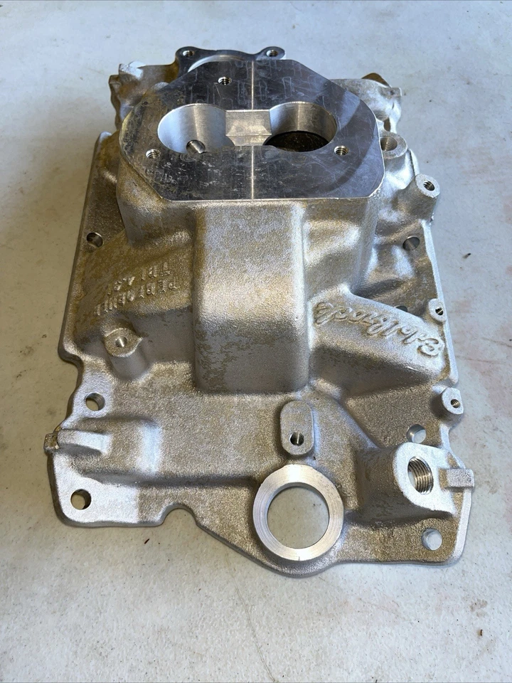 Colector de admisión Edelbrock 3713; Performer doble plano satinado para Chevy 4,3 L V6 Foto 4 de 4