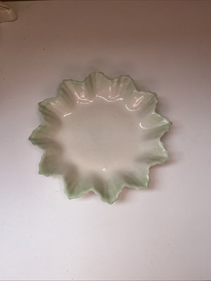 Belleek 2. schwarze Mark (1891-1926) Schale in Sternform 2 kleine Chips 2 Punkte