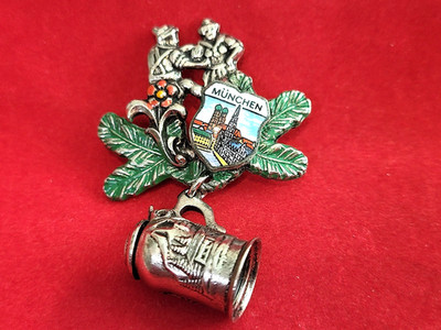 Vintage Munich Germany Souvenir Oktoberfest Dangle Mug Pin   München Munchen
