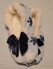 Women's Cozy Fleece Slipper / NWT / Cute Snowflake Design / One Size Fits All