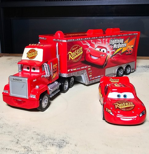 Disney Pixar Cars #95 Saetta McQueen Mack Trasportatore e Auto con Extra! pressofuso 1:55 - Foto 3 di 11