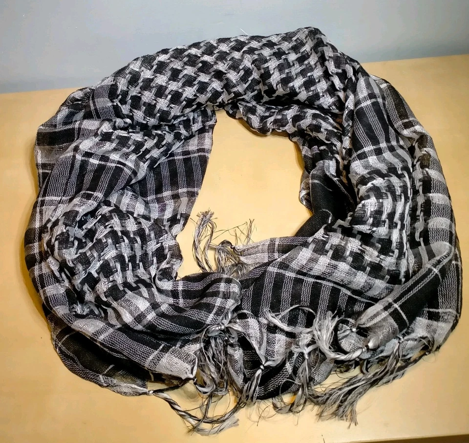Foulard stile Kefiah Arabo Nero e Bianco Misure 90x90 cm - Immagine 2 di 4