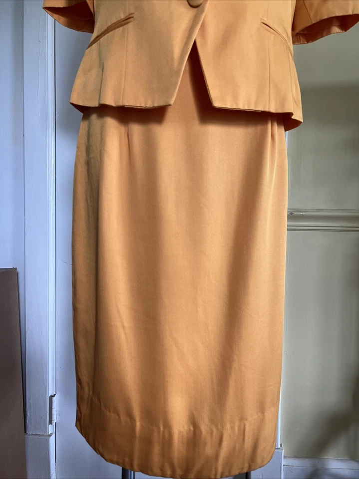 Jaqueta terno Gianni Sport amarelo mostarda 2 peças tamanho 12 saia tamanho 14 ver medidas - Imagem 3 de 4