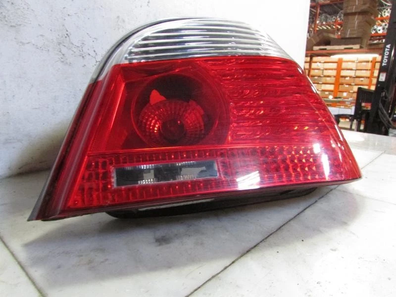 LUZ TRASERA BMW 545I Rh 2004 OEM rojo y lente transparente Foto 3 de 4