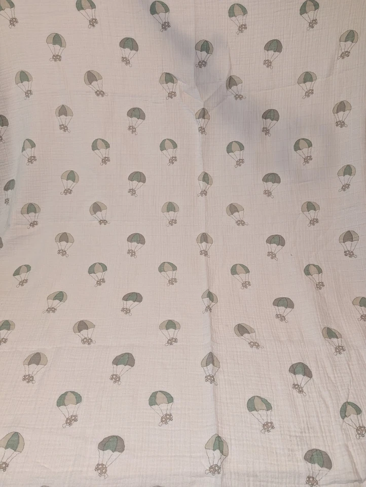 Manta Bebé Adén + Anais Paracaidismo Tortuga Verde Blanco Gris Muselina Foto 3 de 4