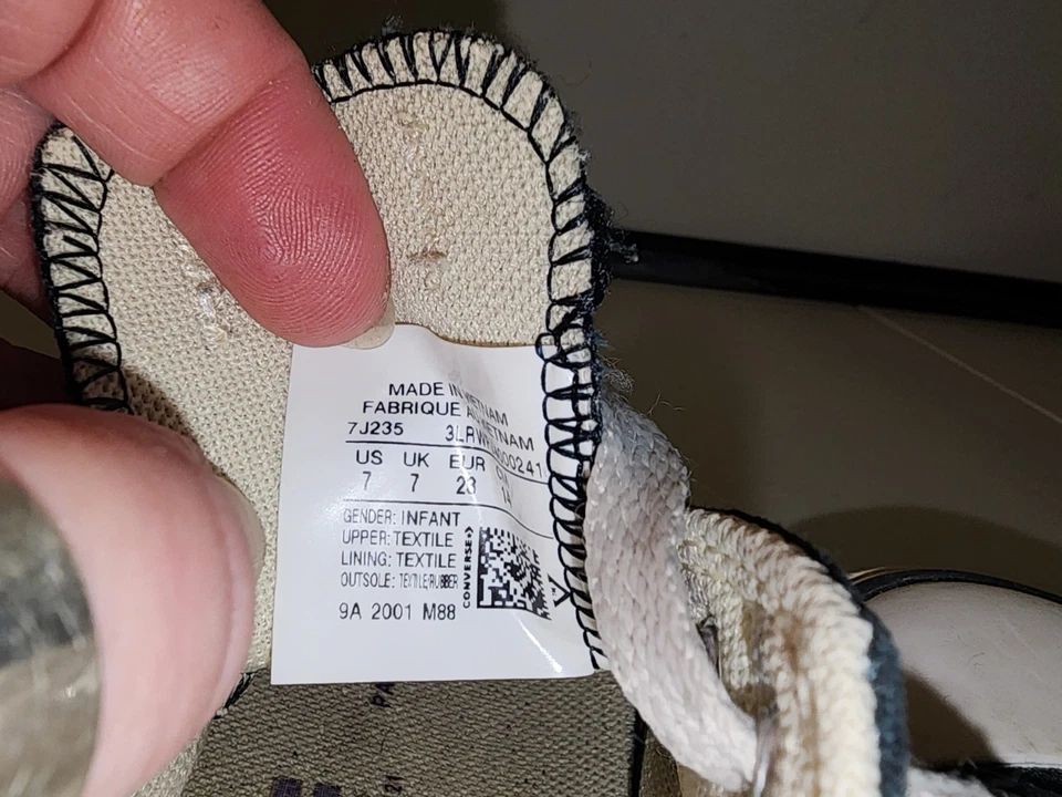 Zapatos Converse negros para bebés pequeños talla 7 camisetas bajas Foto 4 de 4