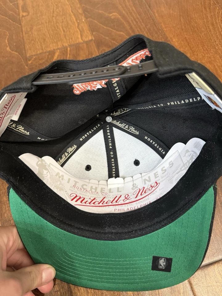 Gorra Mitchell & Ness Phoenix Suns Core Basic HWC negra ajustable con cierre a presión Foto 3 de 4