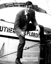 MIKE CONNORS AS JOE MANNIX IN THE TV SHOW "MANNIX" 8X10 PUBLICITY PHOTO (AB-018)