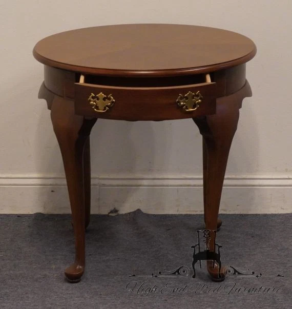 Mesa auxiliar redonda de 26" estilo tradicional cereza HICKORY MANUFACTURING CO Foto 3 de 4