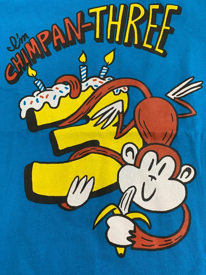 NUEVO CON ETIQUETAS Feliz 3er Cumpleaños Camiseta TRES AÑOS Mono Talla 3 Niños Lugar Azul Foto 3 de 4