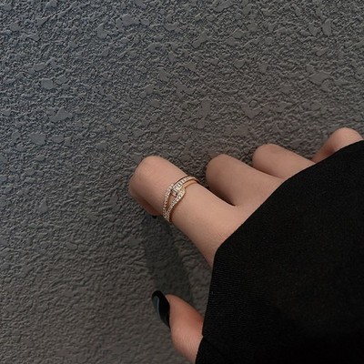 Minimalistischer Zirkonring mit dynamischem Knoten und Anti-Rutsch-Silikon-Design