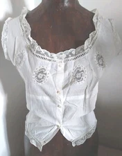 Ravissant cache-corset fin avec dentelle, passe-rub incrustations,  monogrammé. 