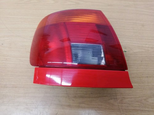 Audi A4 B5 Bj 1996 Rücklicht Heckleuchte 8D0945095 A Lampenträger und Blende#200