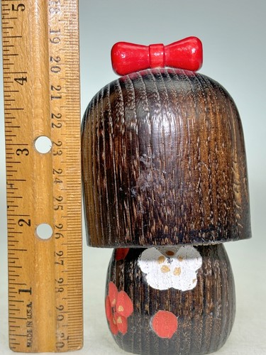 5” Kokeshi Japanese Wood Doll Toy Figurine Geisha Girl Dark Brown Back Flowers - Picture 3 of 3