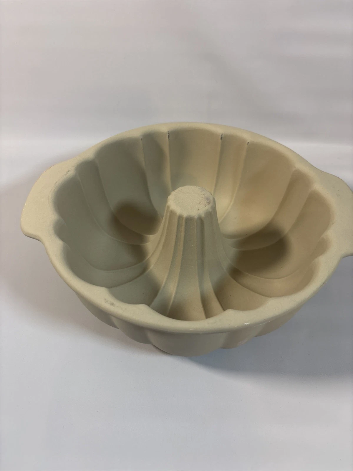NEW! Pampered Chef Family Heritage Stoneware FLUTED BUNDT CAKE PAN 10"