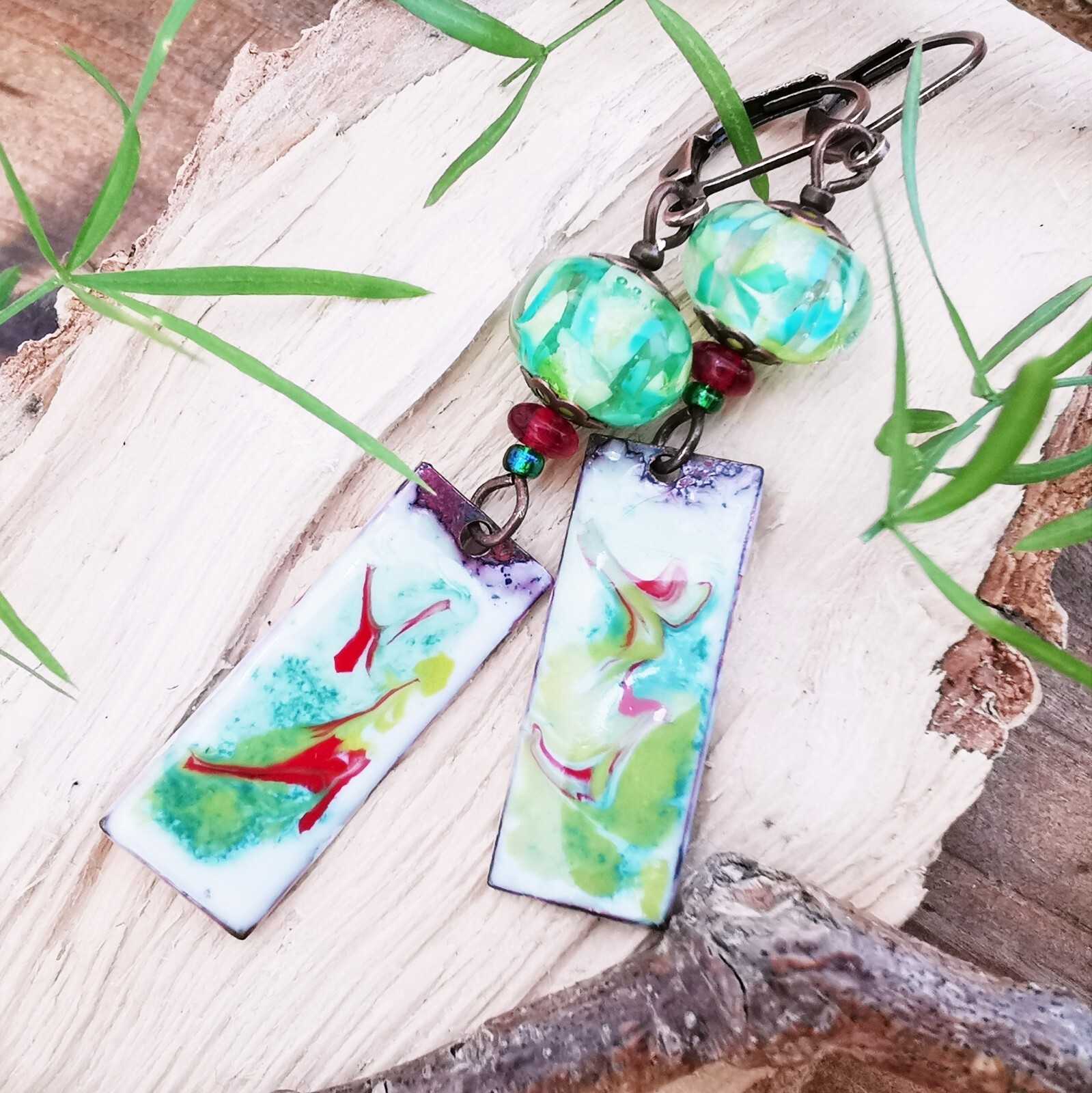 Boucles d'oreilles artisanales en cuivre émaillé d'art et verre filé haut de gamme
