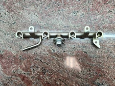 17-25 Yamaha YZF-R6 Fuel Injector Rail Pipe w/ Regulator OEM 13S-13930-00