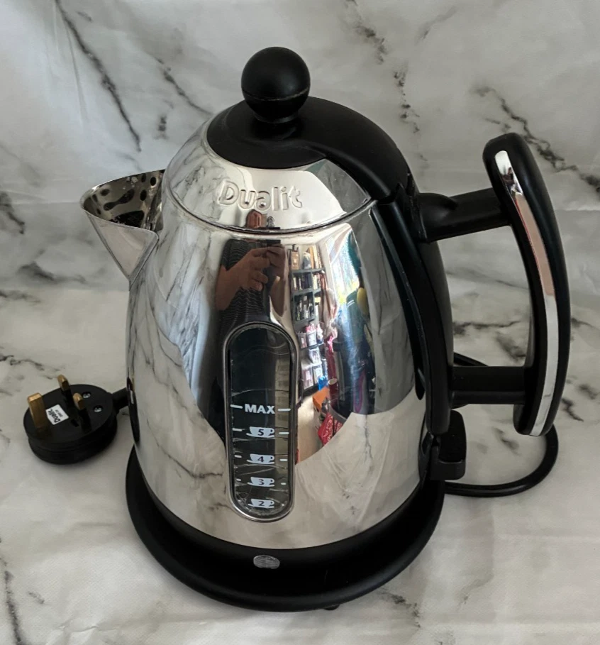 DUALIT STAINLESS STEEL AND BLACK KETTLE MODEL JKT33A PRE OWNED