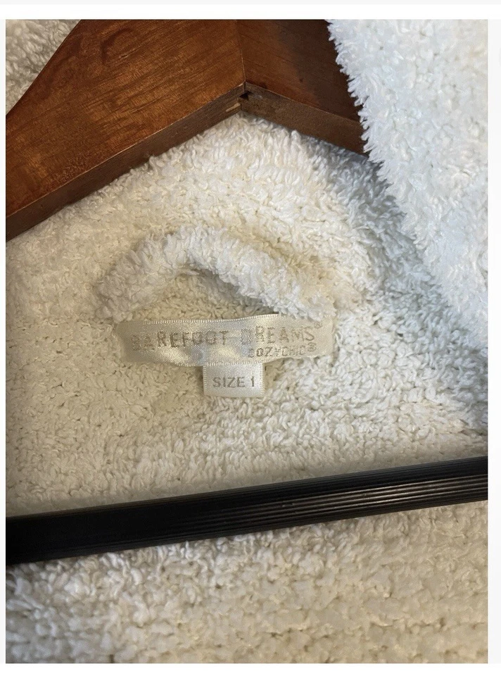 Bata acogedora para adultos Barefoot Dreams, blanca (talla 1) Foto 4 de 4