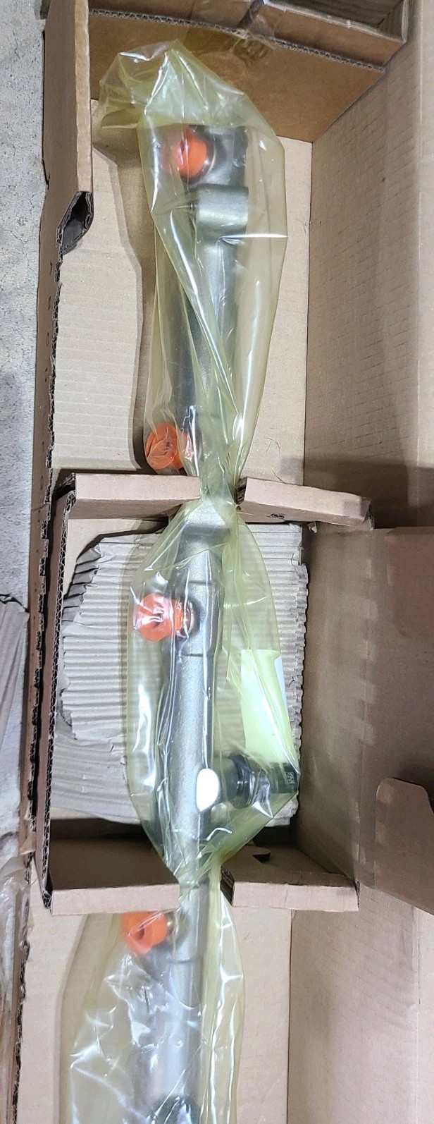 Transparent Label Railing Volvo 23694011 Fuel Injector Rail OEM Common Fuel Rail Kit D13 Engine ...