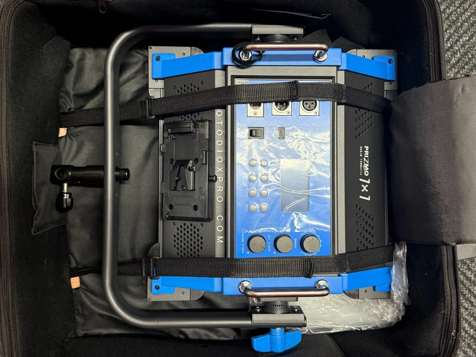 Fotodiox Pro FACTOR Prizmo 300 1x2' RGB+W Multi Color Dimmable Studio LED Light - Image 4 of 4