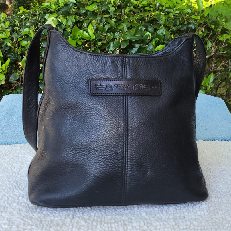 Fossil Black Pebbled Shoulder Bag Zip Lined Outer Pockets Gold Hardware Key
