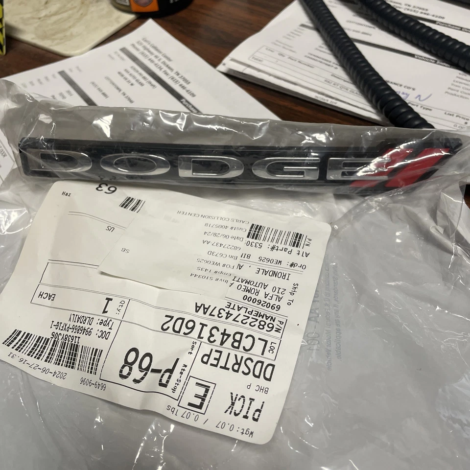 CARGADOR DODGE 15-23 PARRILLA DELANTERA EMBLEMA PLACA DE IDENTIFICACIÓN MOPAR GENUINO 68227437AA Foto 2 de 2