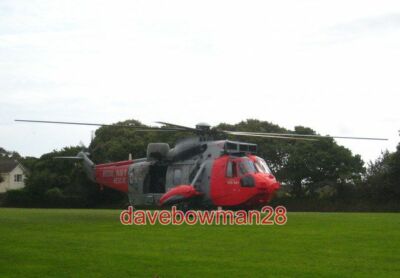 FOTO EIN ÜBERRASCHUNGSBESUCHER KOMMT VORBEI ICH ARBEITETE AM COMPUTER ALS ICH EINE