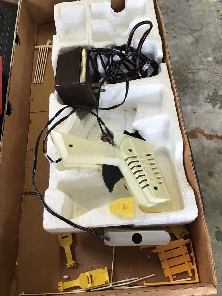 Juego de carreras sin ranuras TYCO US1 CONTROL DE COMANDO BIG DETOUR WNIGHT GLOW 6413 G3D Foto 2 de 3