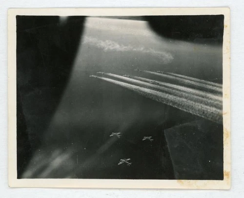 #  22 OLD WW2 MILITARY PHOTO AIRPLANE  SKY SHOT CHEMTRAILS  SNAPSHOT