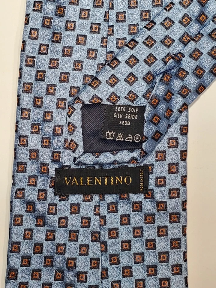 VALENTINO CORBATA HOMBRE AZUL/GEOMÉTRICA Ancho: 3.7/8" Largo: 59 100% SEDA Hecho en Italia Foto 3 de 4
