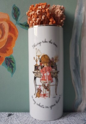 Vintage 1970er viktorianische Holly Hobbie Cottagecore hängende Keramik Vase Behälter